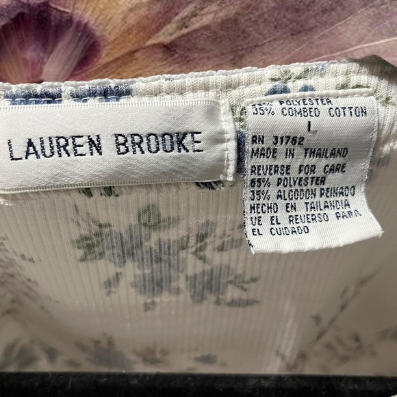 90’s floral button-up shirt. Faux wooden buttons. Cute eyelet crochet lace - Picture 4 of 5